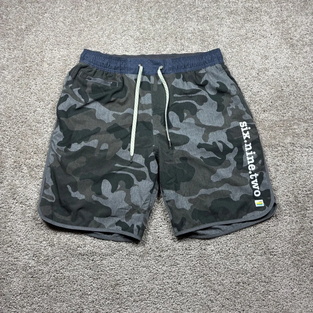 Vuori Mens Gray Camo Banks Shorts Six Nine Two Size L Large Performance Stretch